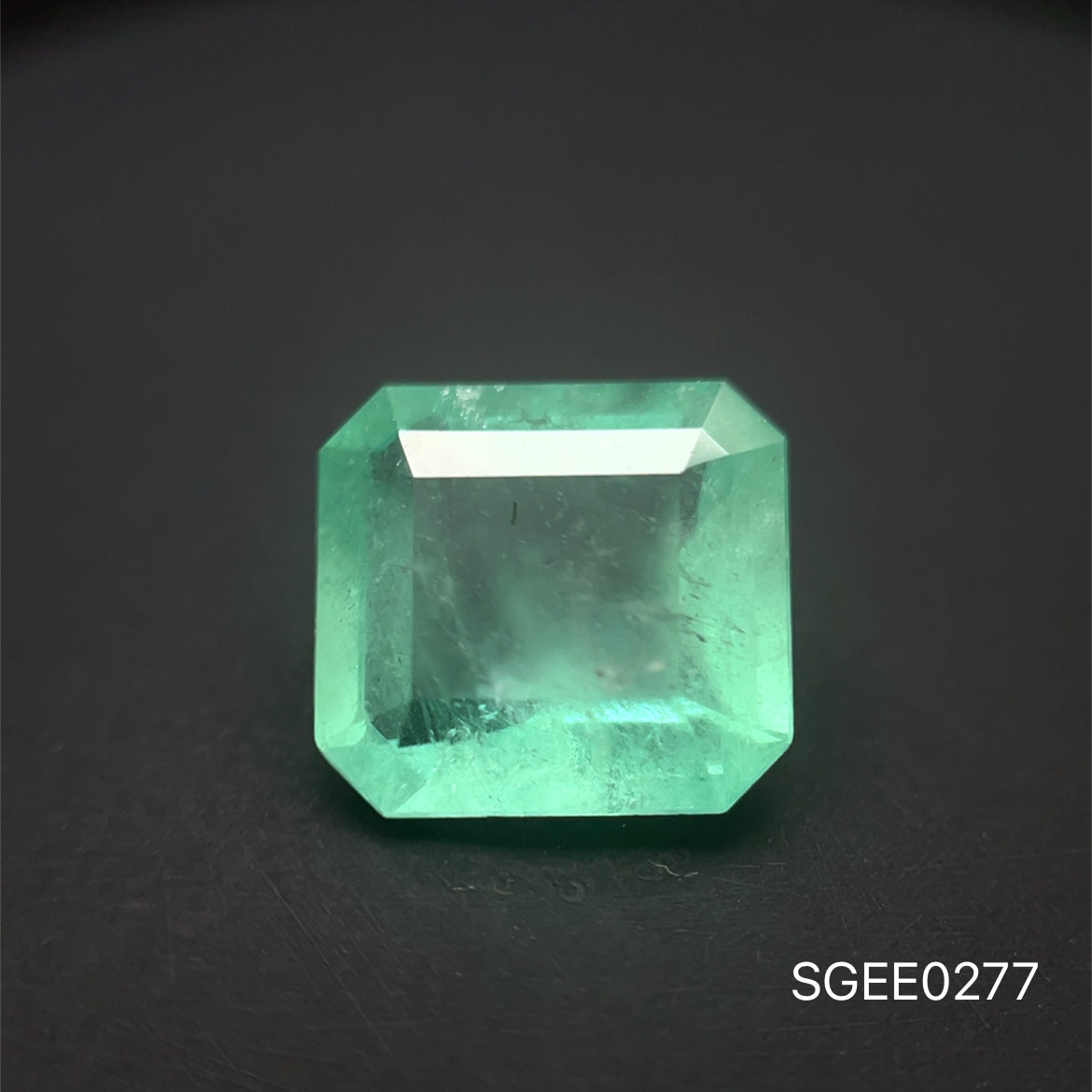 ESMERALDA NATURAL COLOMBIANA CORTE ASSCHER 2.565 CT 8.4 x 9.1 MMM