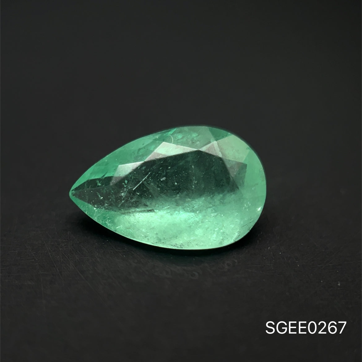 ESMERALDA NATURAL COLOMBIANA PERA 1.37 CTS 10.17 X 6.41 X 3.84 MM