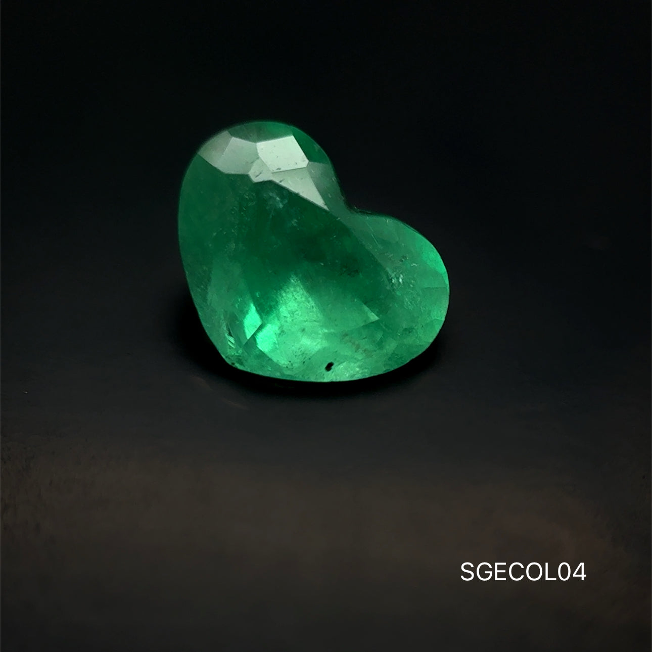 ESMERALDA NATURAL COLOMBIANA CORAZÓN +AAA 3.24 CTS 8.4 X 11.2 X 6.8 MM