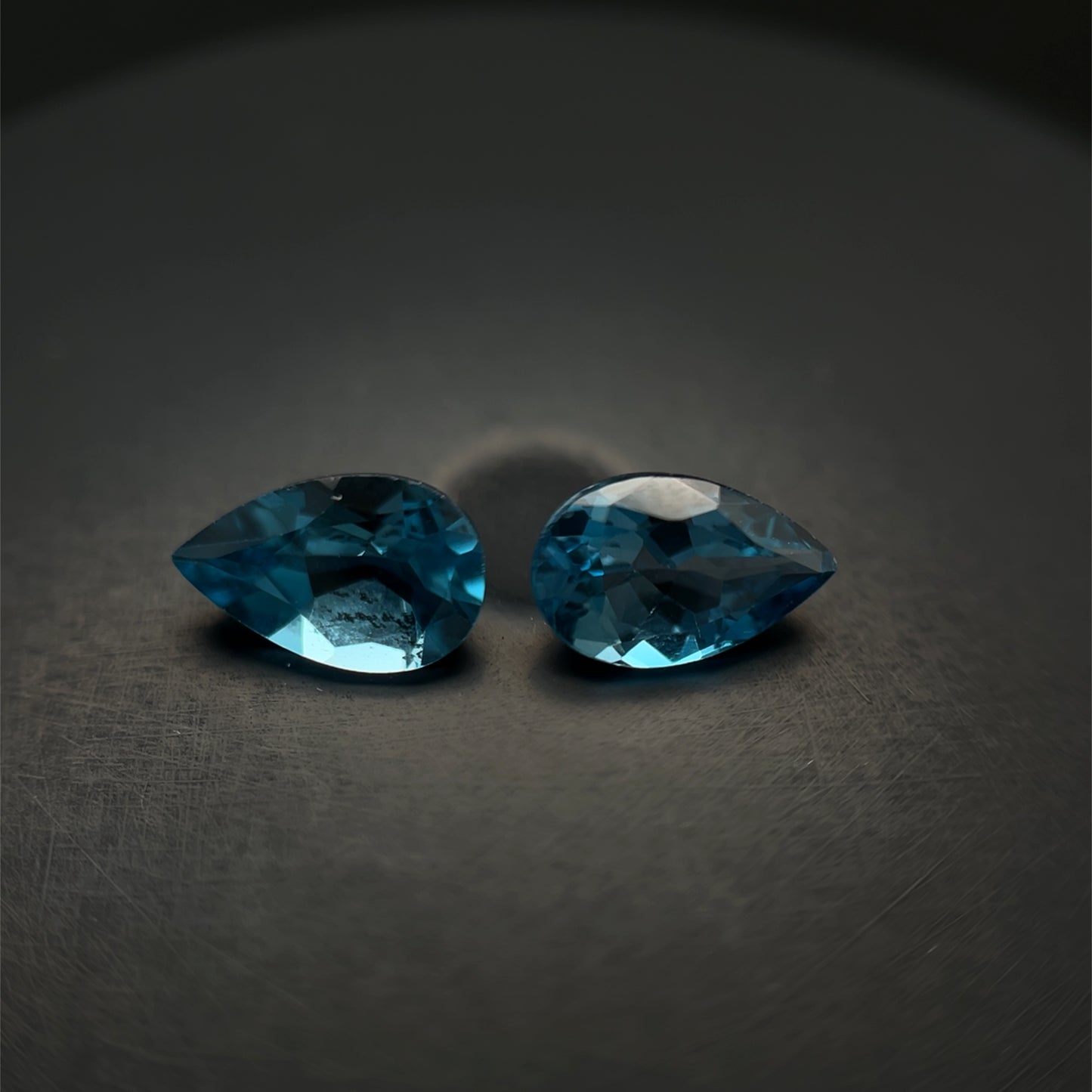 PAR DE TOPACIO BLUE LONDON CORTE PERA 7 X 5 MM