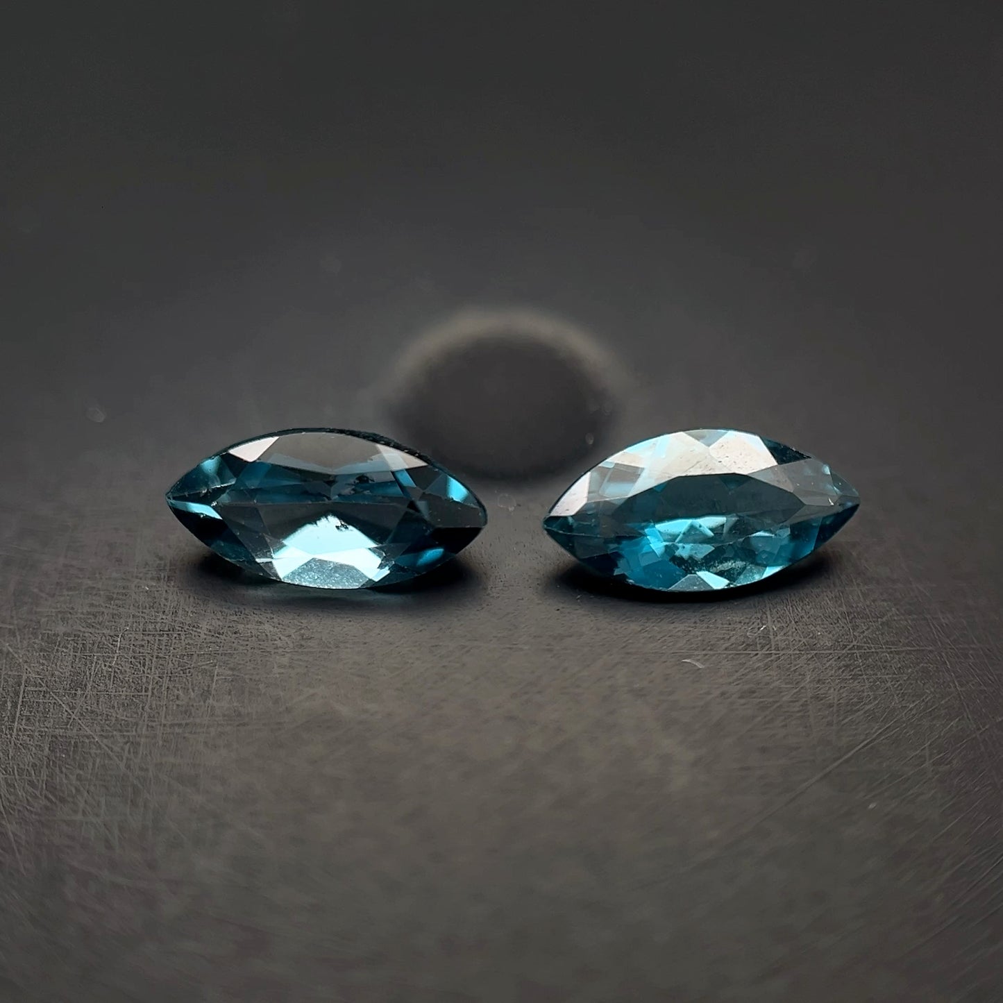PAR DE TOPACIO BLUE LONDON CORTE MARQUISSE 1.215 CTS 7.8 X 3.9 MM