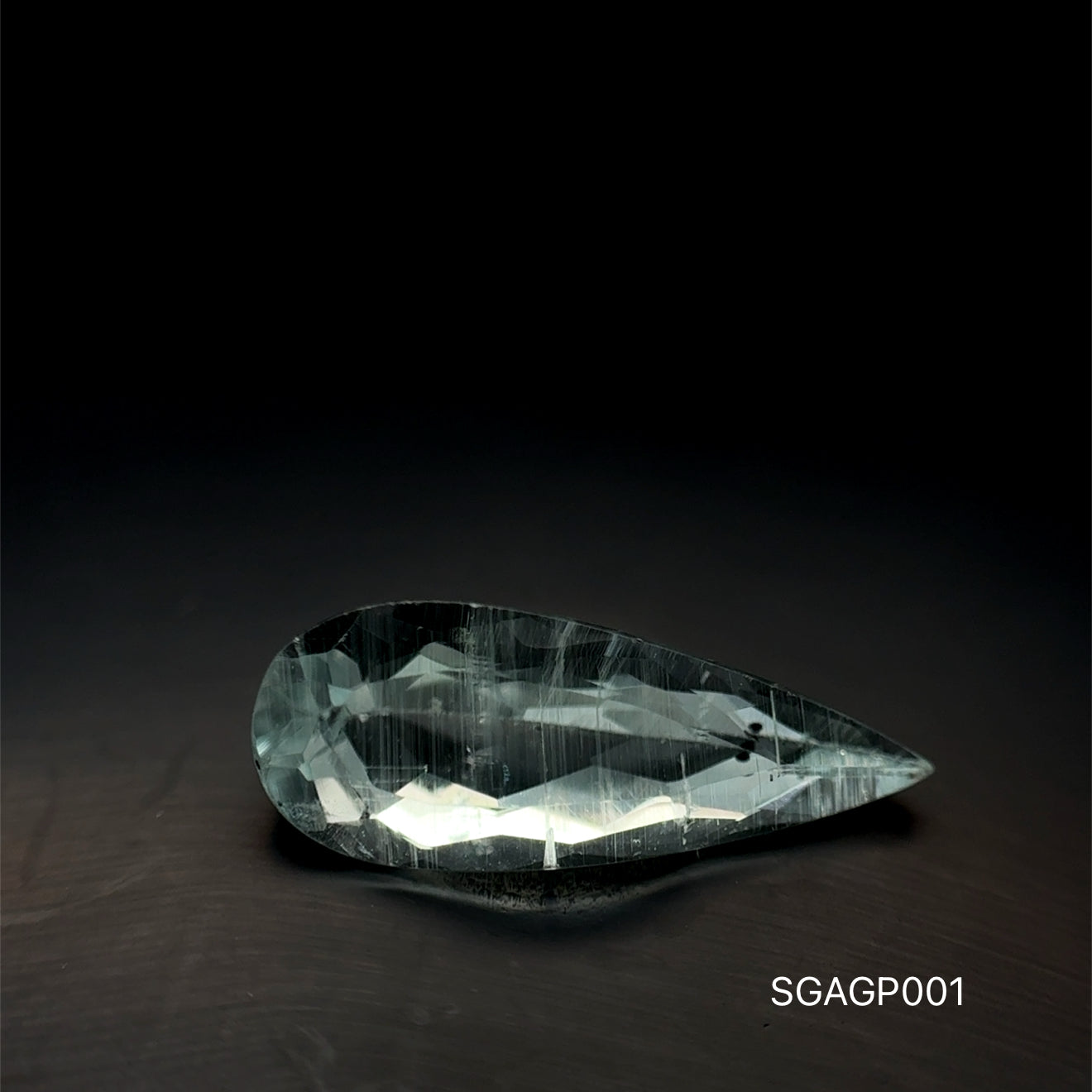 AGUA MARINA CORTE PERA 6.85 X 17.14 MM/ 3.030 CT