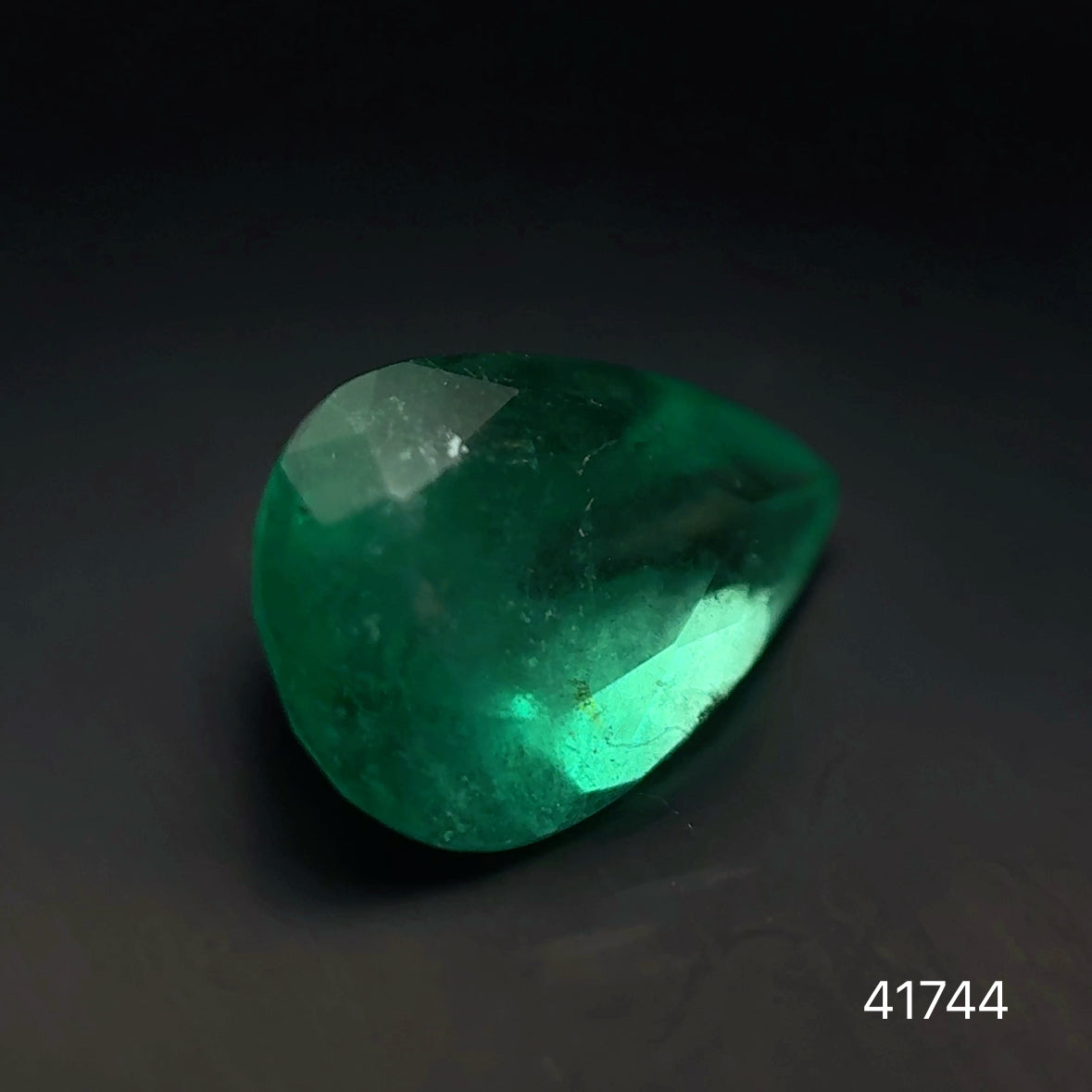 ESMERALDA CDTEC PERA 2.39 CT 11.64 X 7.84 MM