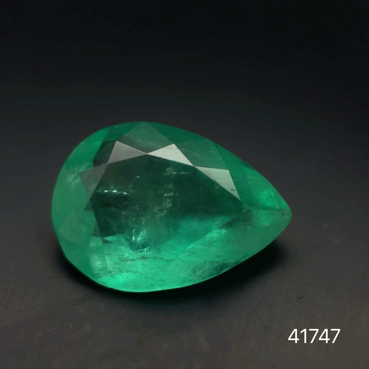 ESMERALDA CDTEC PERA/ 2.45 CT/ 11.48 X 8.27 X 4.62 MM