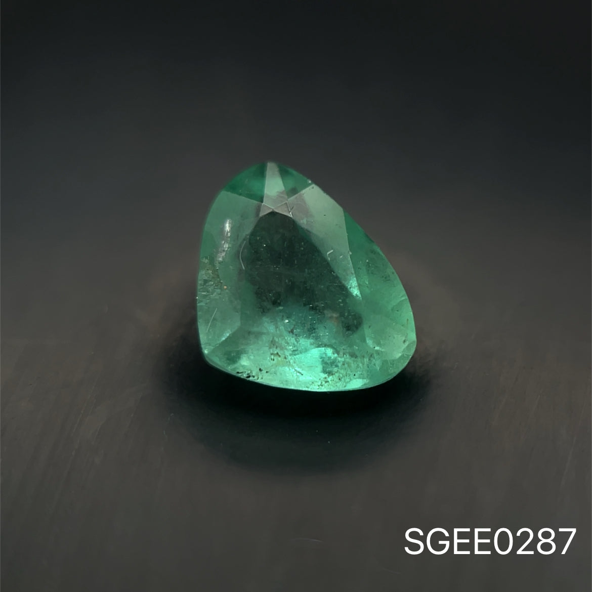 ESMERALDA NATURAL COLOMBIANA CORTE TRILLON 1.105 CT 6.2 X 7.8 MM