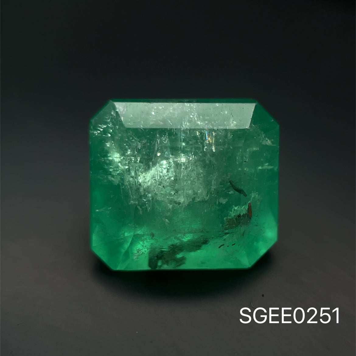 ESMERALDA NATURAL COLOMBIANA ESMERALDA 5.86 CTS 10.97 X 9.78 X 7.7 MM