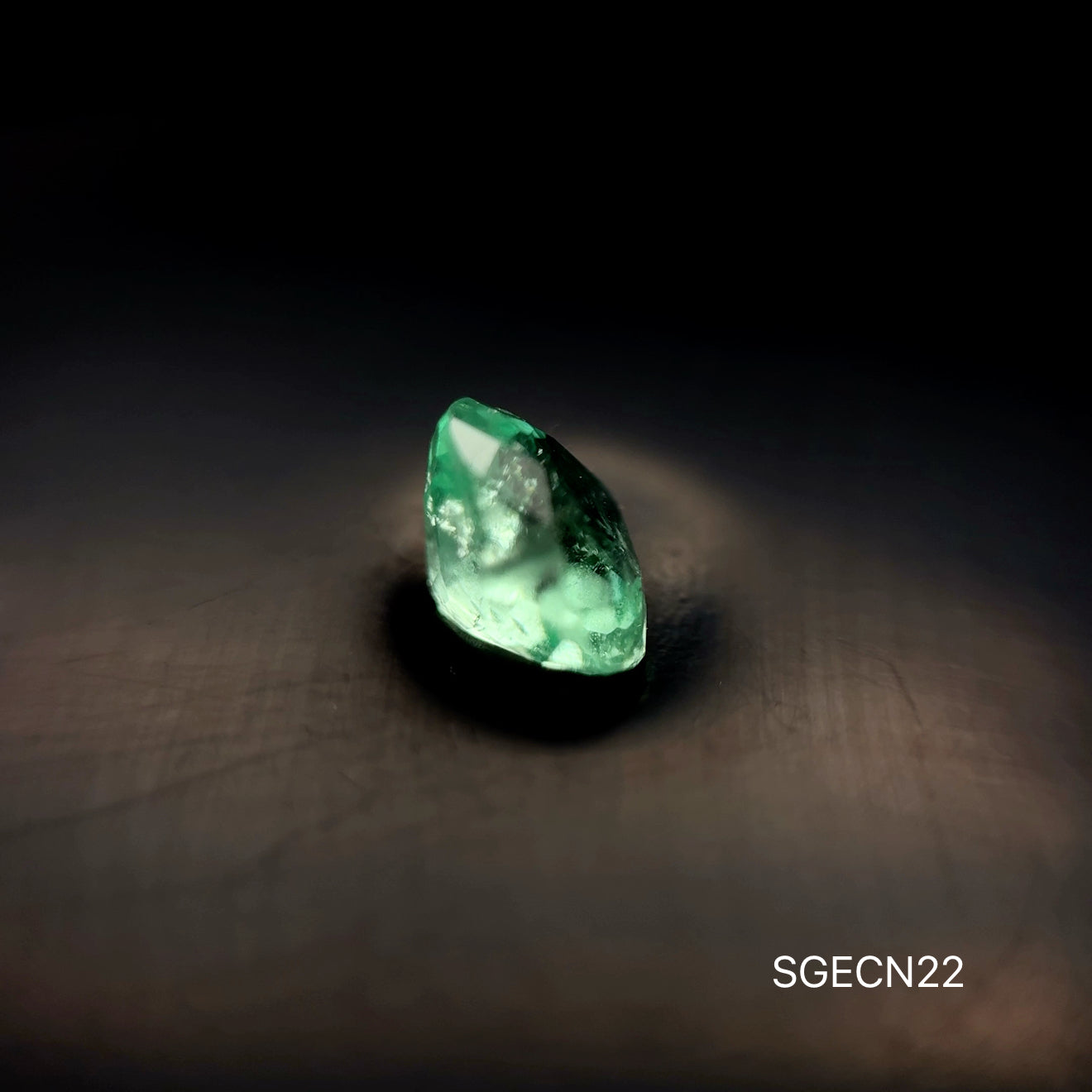 ESMERALDA COLOMBIANA CORAZON/ 1.35 CT / 6.80 X 7.81 X 4.78 MM