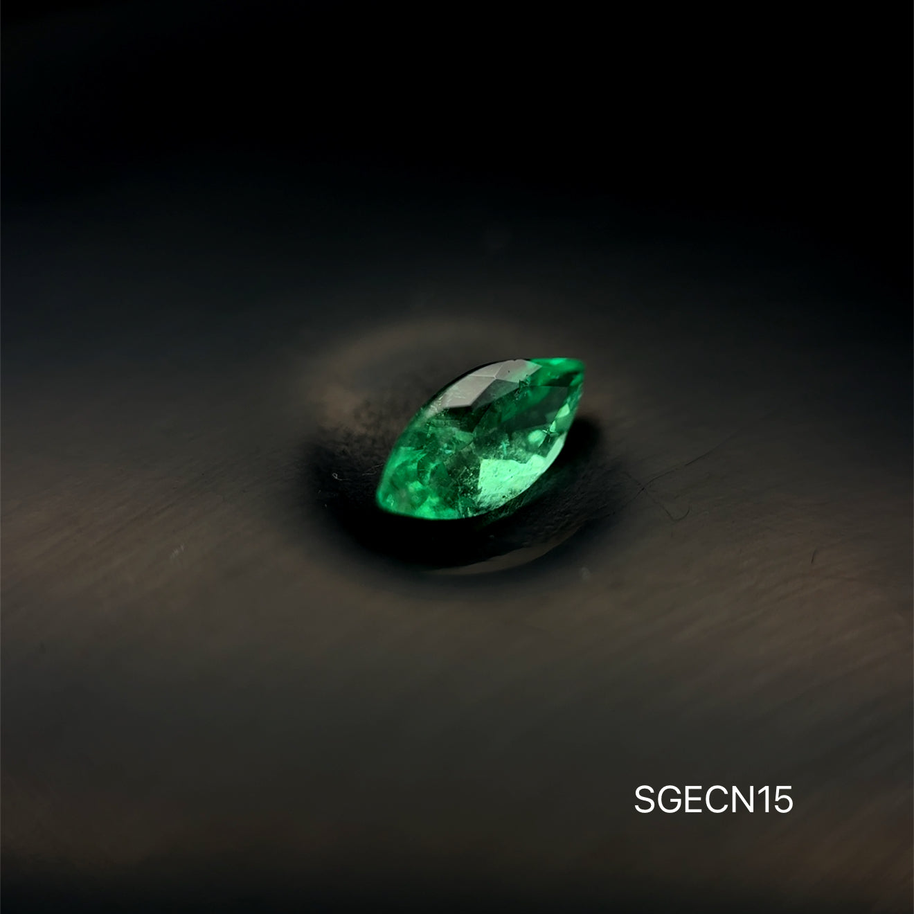 ESMERALDA COLOMBIANA MARQUISSE .39 CT/ 3.61 X 7.62 X 2.89 MM