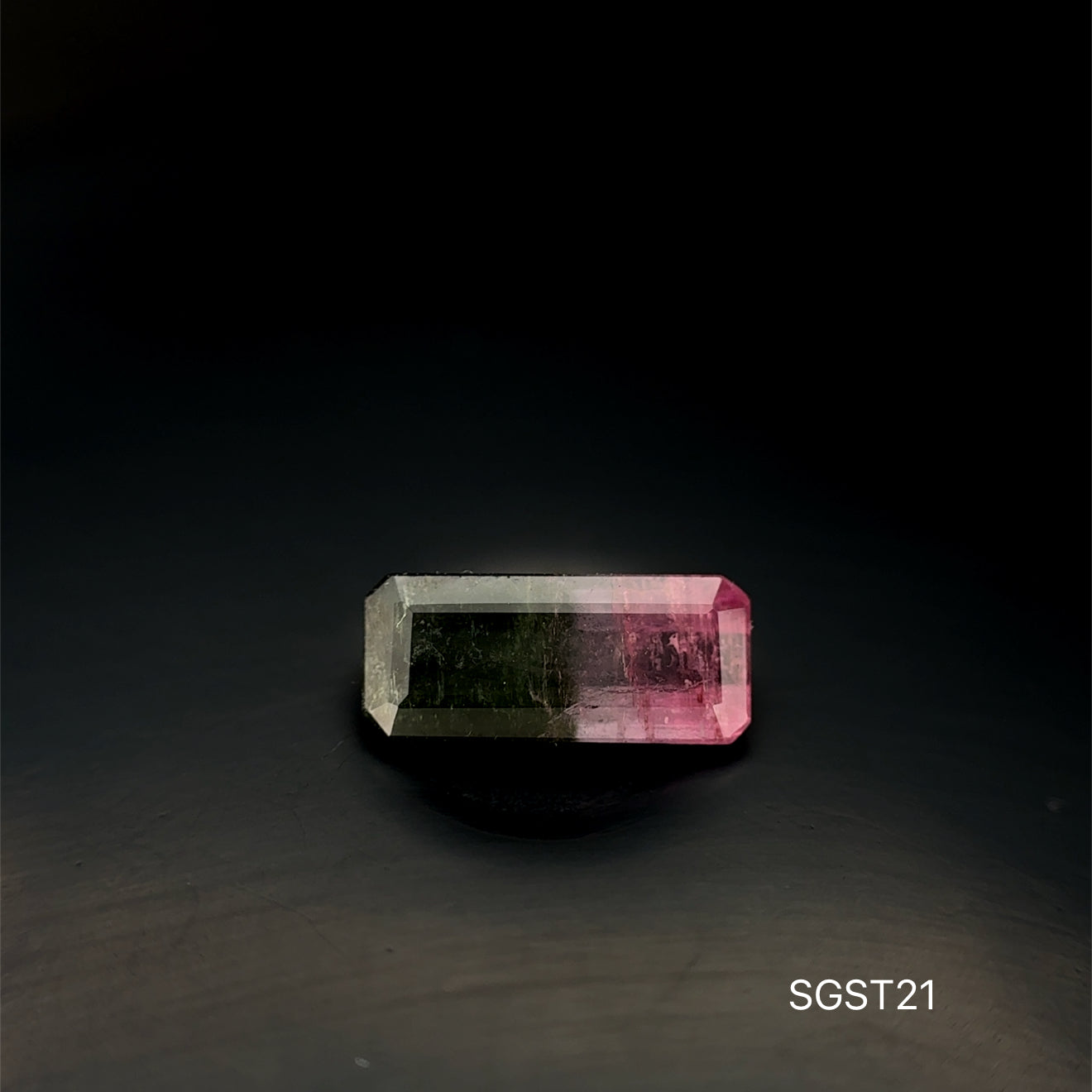 TURMALINA BI COLOR 1.21 CT/ 4.37 X 10.19 X 2.80 MM