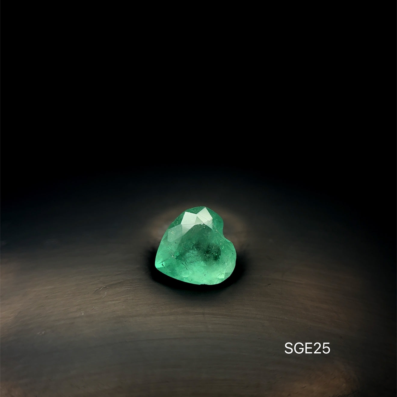 ESMERALDA COLOMBIANA CORAZON 6.77 X 6.82 MM 0.990 CTS