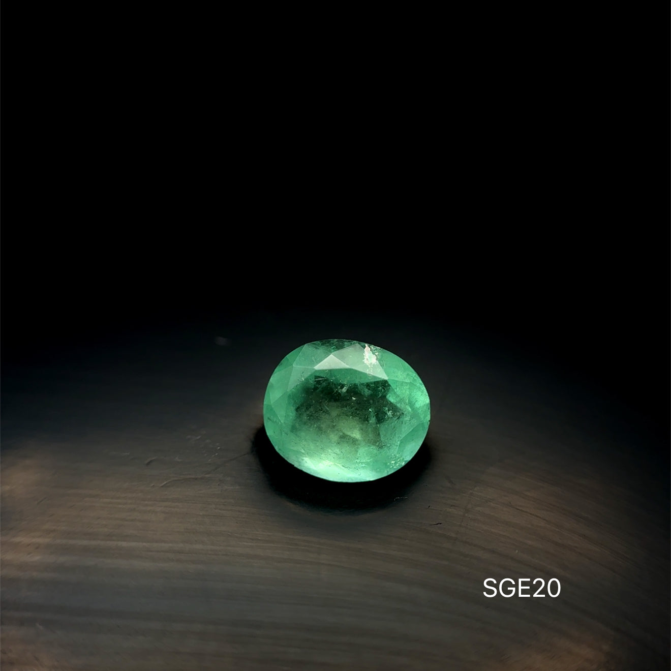 ESMERALDA COLOMBIANA OVAL 7.60 X 8.96 MM 1.835 CTS