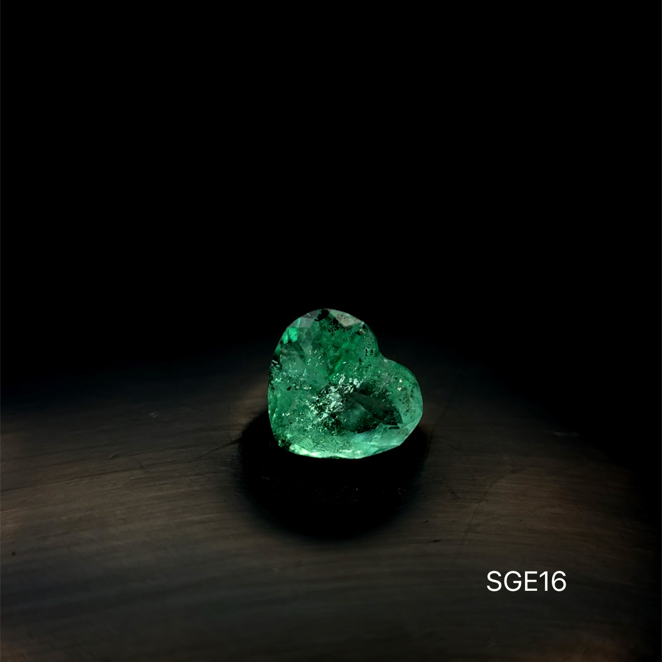 ESMERALDA COLOMBIANA CORAZON 1.285 CTS 7.94 X 7.12 MM