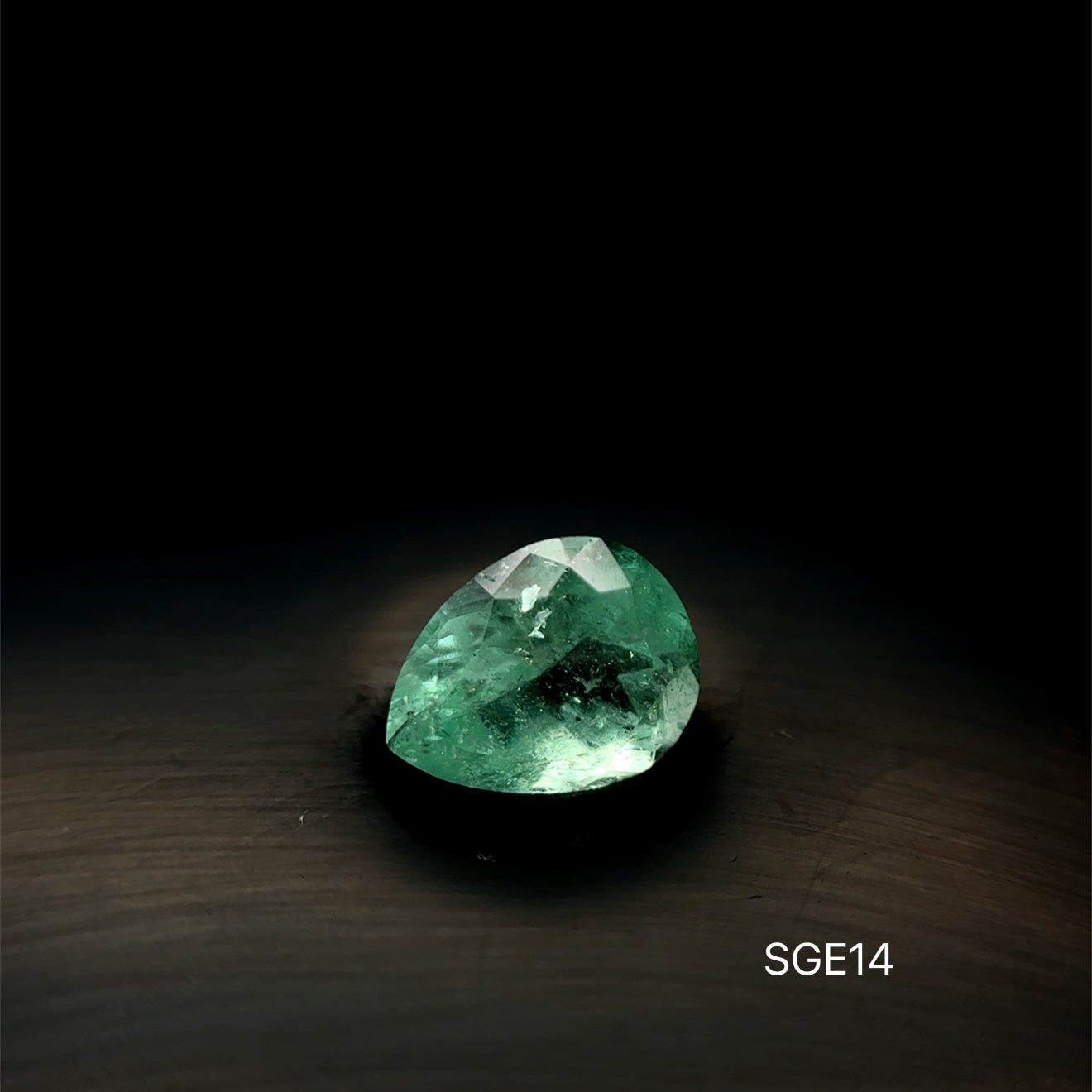 ESMERALDA COLOMBIANA PERA 6.28 X 7.85 1.060 CTS