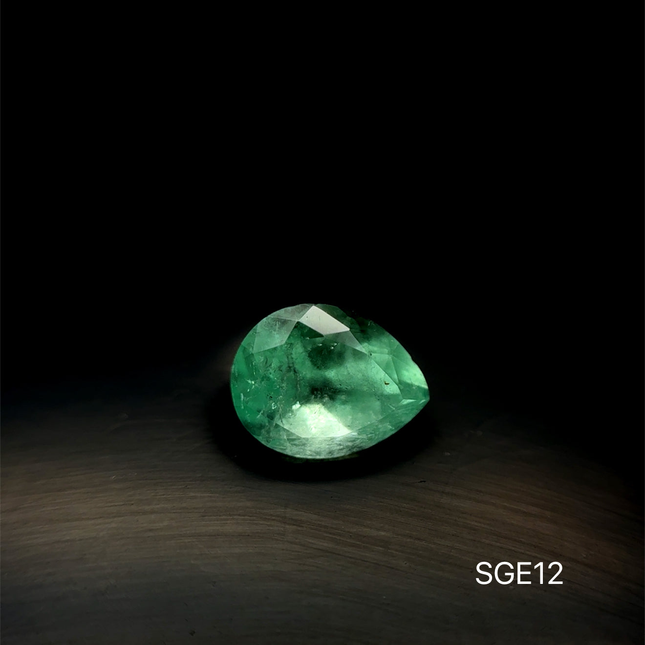 ESMERALDA COLOMBIANA PERA 1.840 CTS 7.16 X 9.15 MM