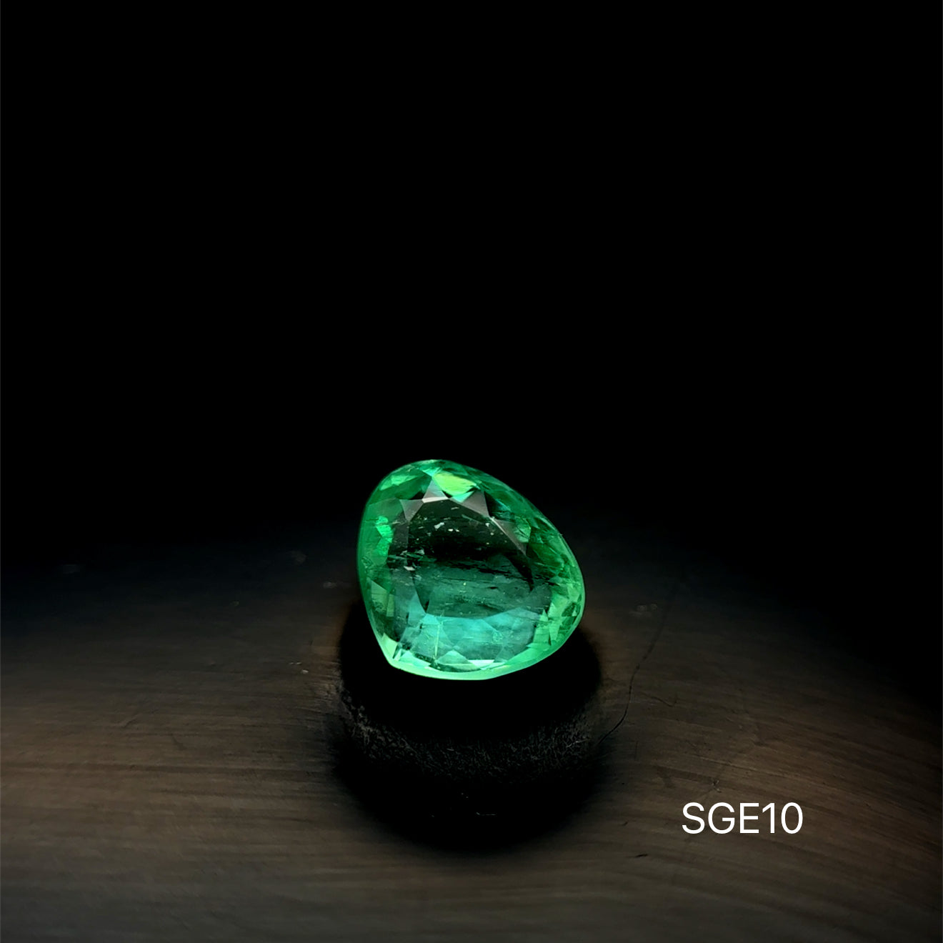 ESMERALDA COLOMBIANA PERA 6.72 X 7.71 MM 1.320 CTS