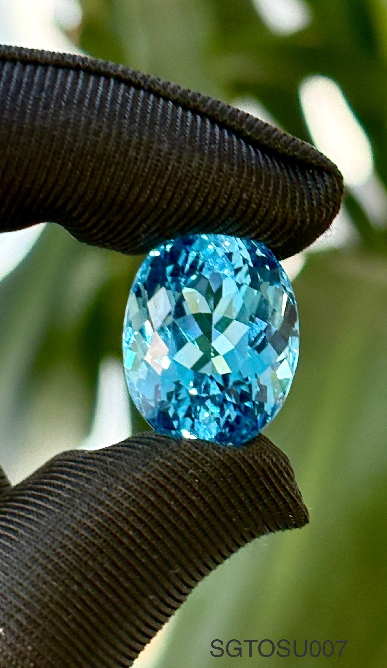 TOPACIO CORTE OVAL 14.4 X 18.5 X 11.8 MM 24.5 CTS