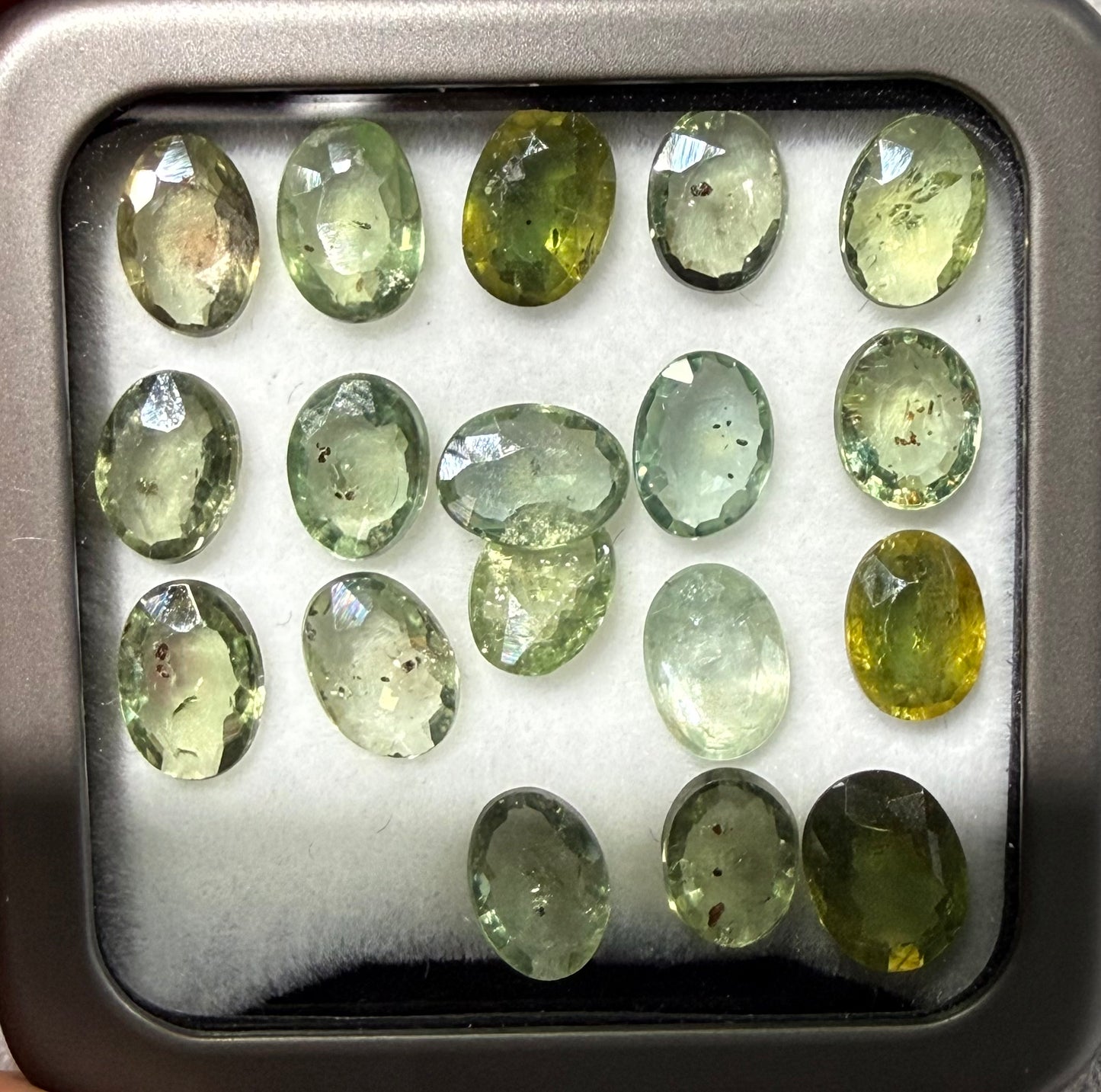 ZAFIRO INDIA OVAL AMARILLO Y VERDE 7 X 5 MM