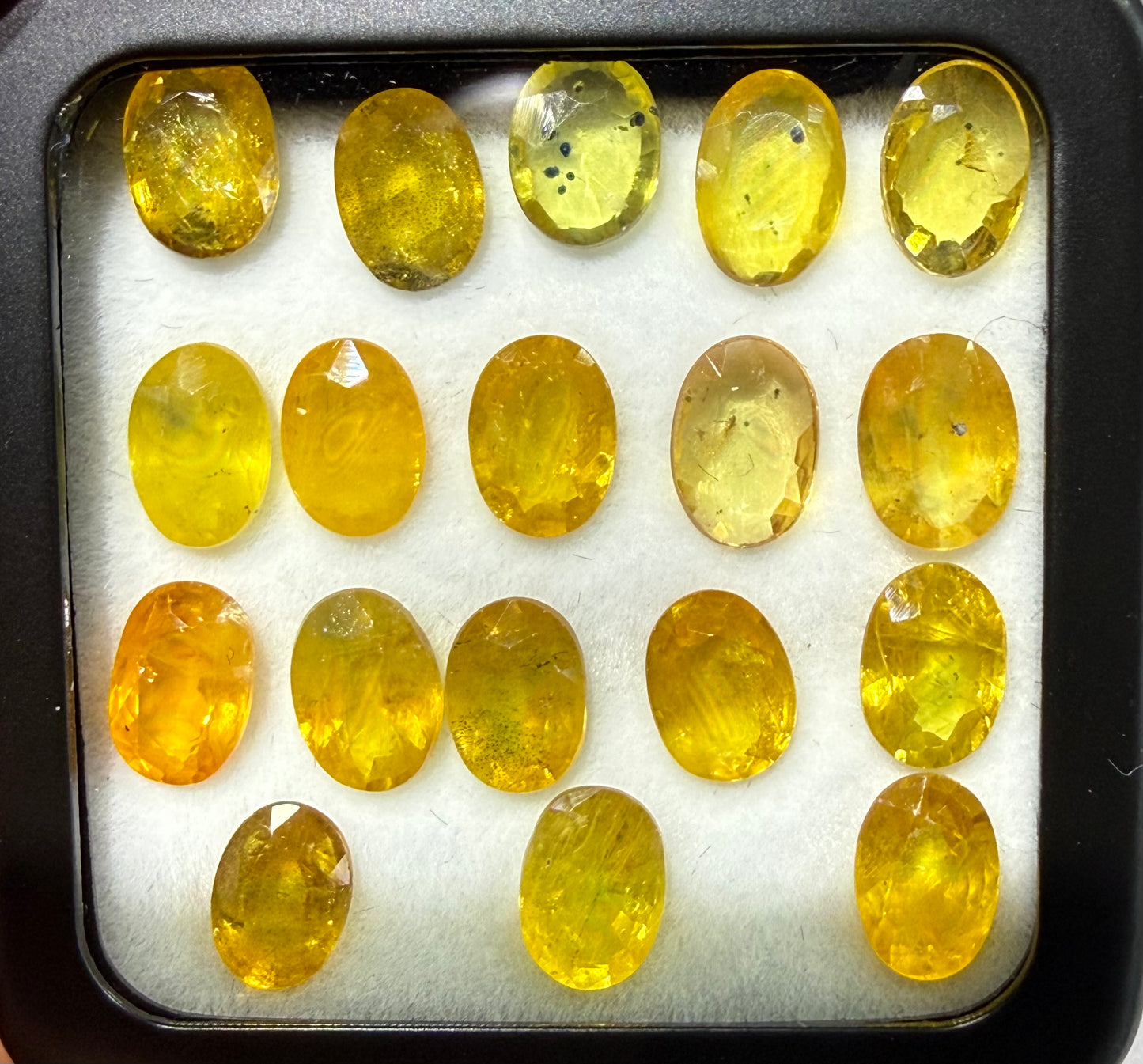 ZAFIRO INDIA OVAL AMARILLO Y VERDE 7 X 5 MM