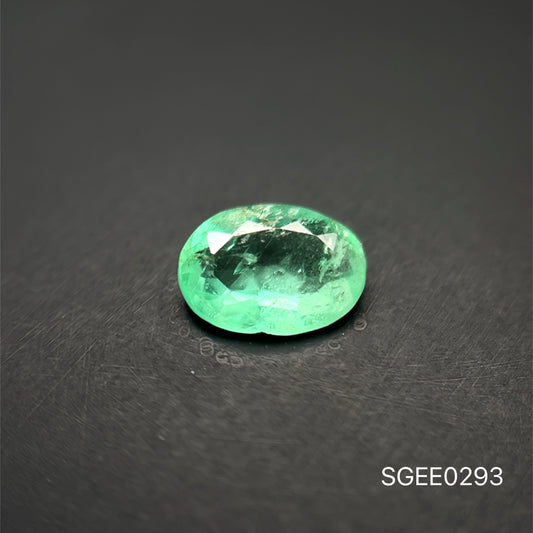 ESMERALDA NATURAL COLOMBIANA CORTE OVAL 0.88 CTS 5.3 X 7.4 MM