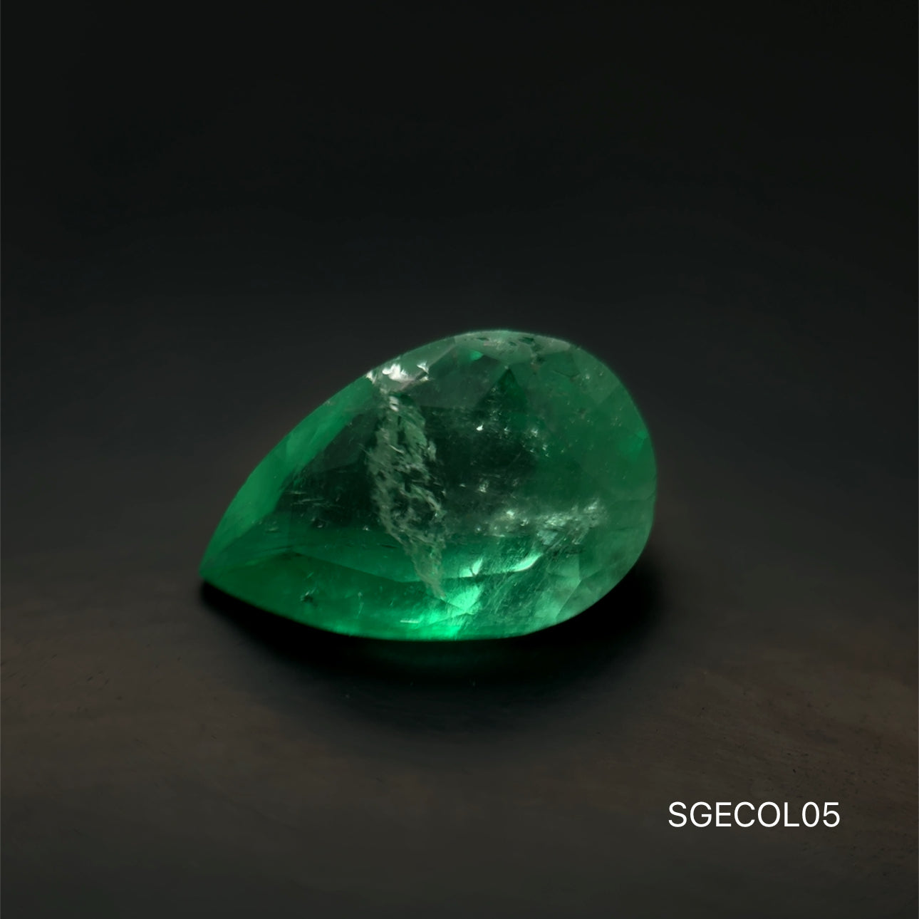 ESMERALDA NATURAL COLOMBIANA PERA +AAA 1.70 CTS 10 X 6.6 X 4.7 MM