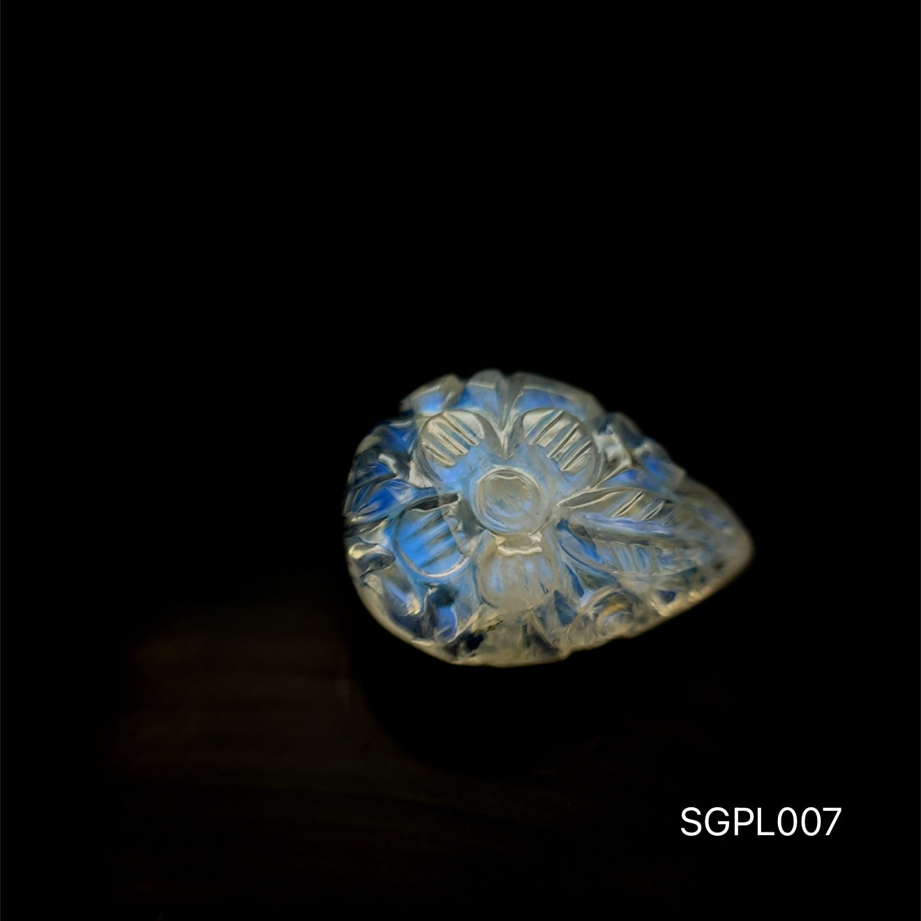 PIEDRA LUNA TALLADA CORTE PERA 19.23 x 14.11 mm 13.58 cts