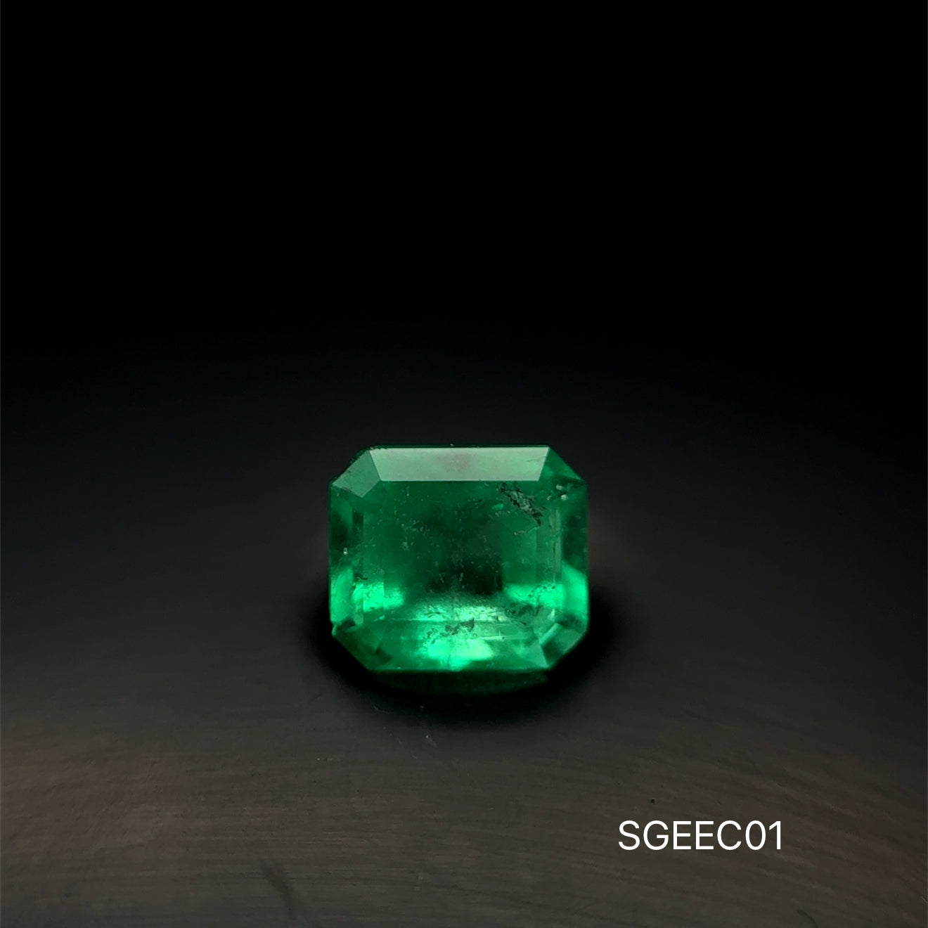 ESMERALDA NATURAL COLOMBIANA ESMERALDA 1.620 CT/ 6.64 X 7.61 MM