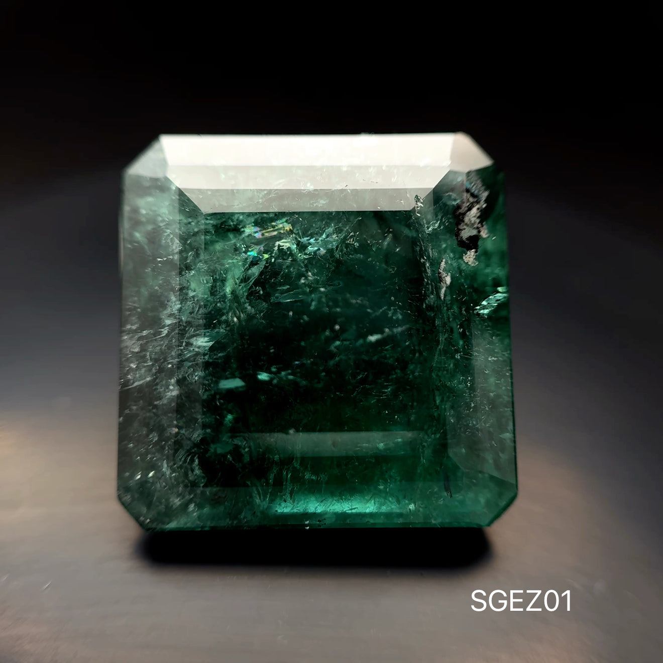ESMERALDA ZAMBIA / 31.51 CT/ 19.30 X 19.61 MM