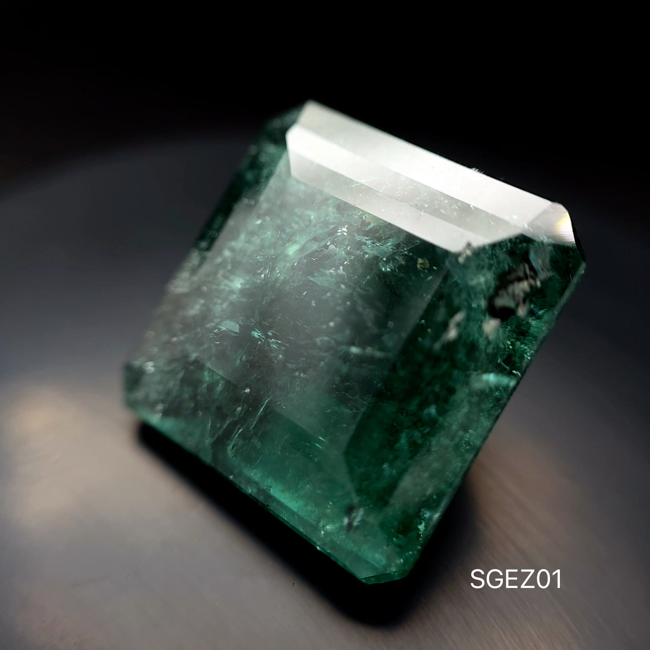 ESMERALDA ZAMBIA / 31.51 CT/ 19.30 X 19.61 MM
