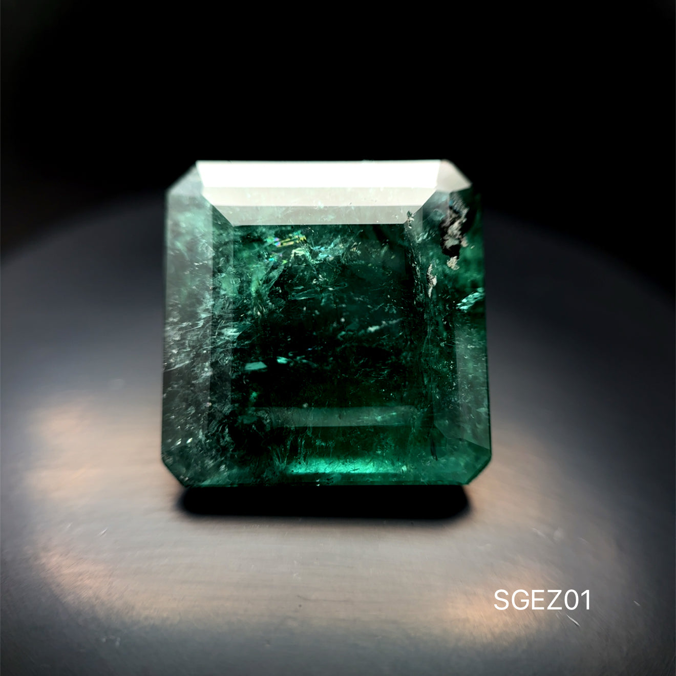 ESMERALDA ZAMBIA / 31.51 CT/ 19.30 X 19.61 MM