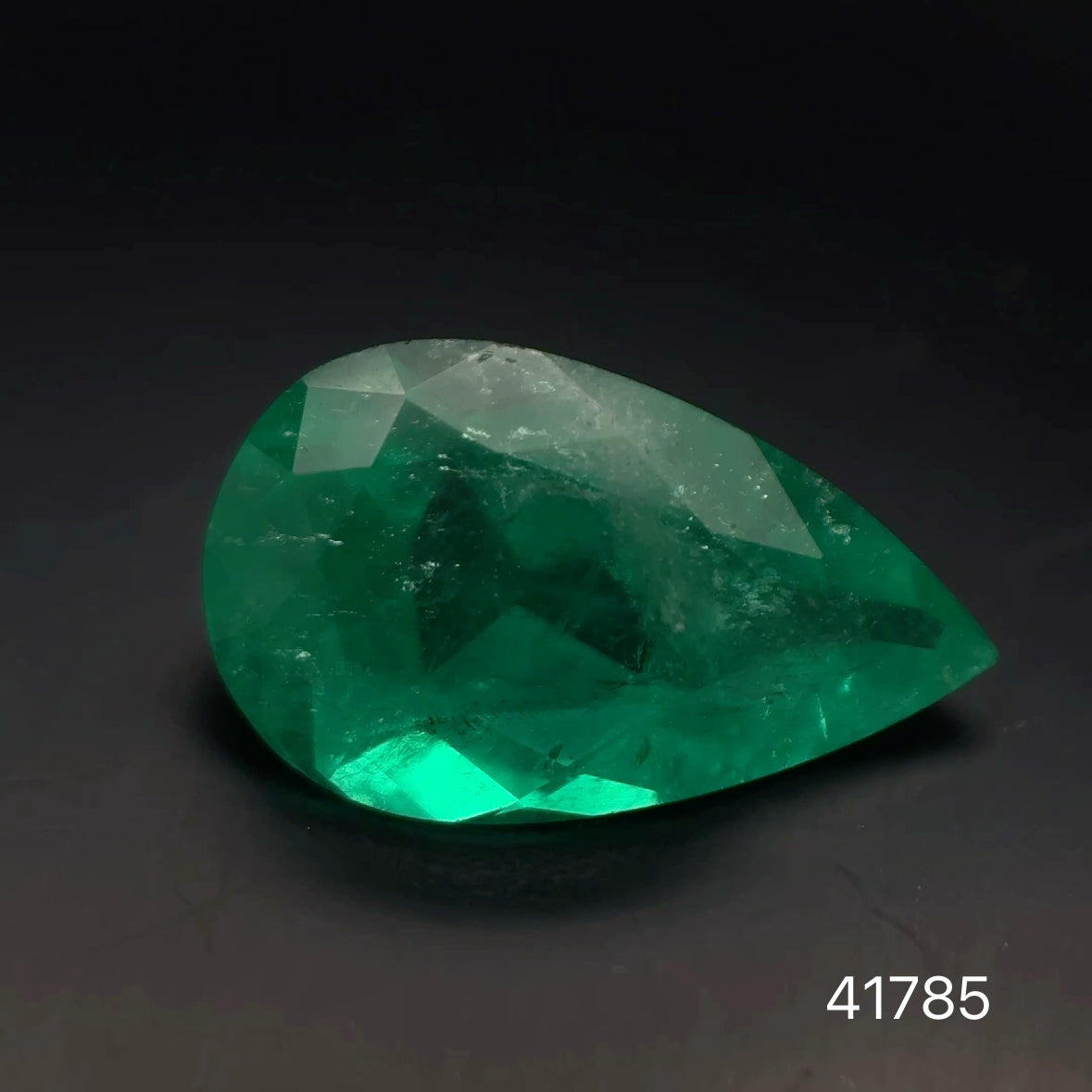 ESMERALDA CDTEC PERA 2.53 CT  13.08 X 7.82 MM