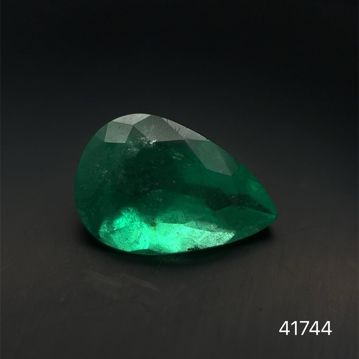 ESMERALDA CDTEC PERA 2.39 CT  11.64 X 7.84 MM