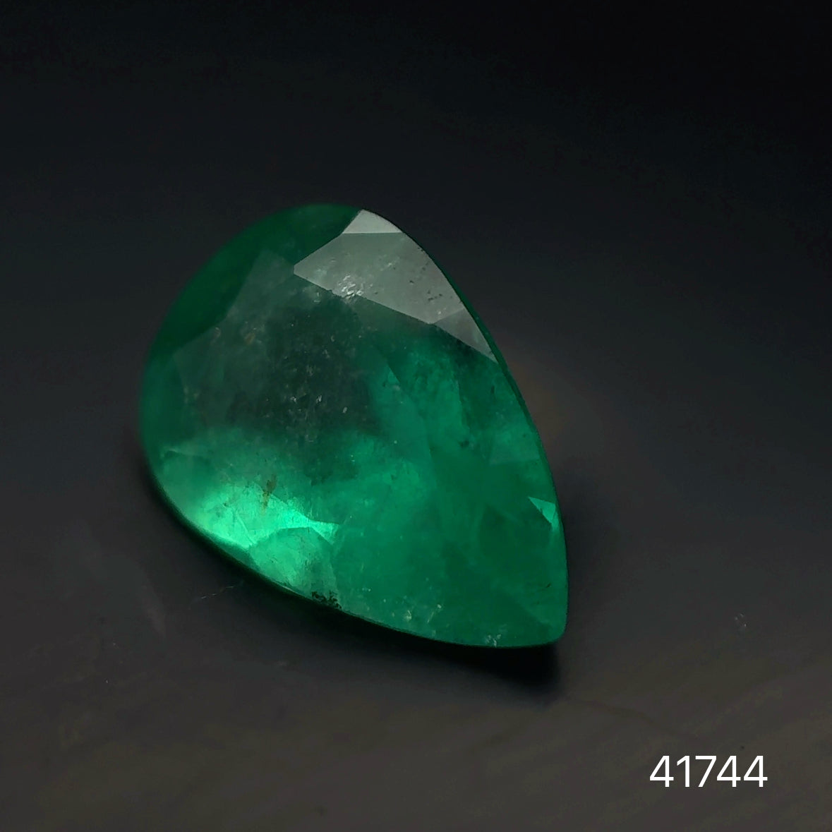 ESMERALDA CDTEC PERA 2.39 CT  11.64 X 7.84 MM