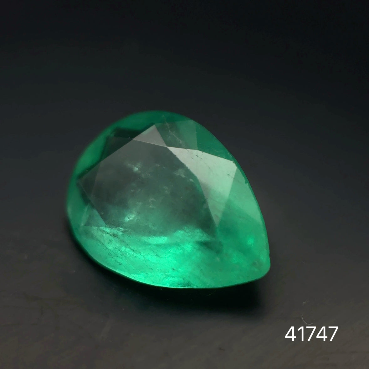 ESMERALDA CDTEC PERA/ 2.45 CT/ 11.48 X 8.27 X 4.62 MM