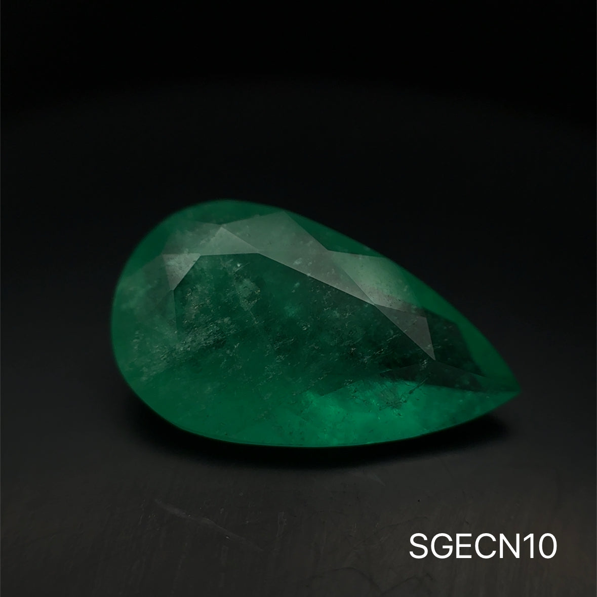 ESMERALDA COLOMBIA PERA 8.78 CTS 20.77 X 12.32 MM