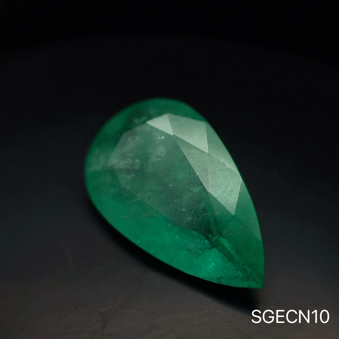 ESMERALDA COLOMBIA PERA 8.78 CTS 20.77 X 12.32 MM