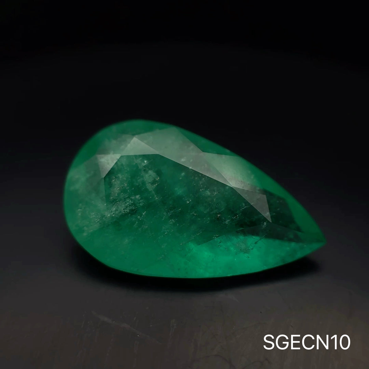 ESMERALDA COLOMBIA PERA 8.78 CTS 20.77 X 12.32 MM