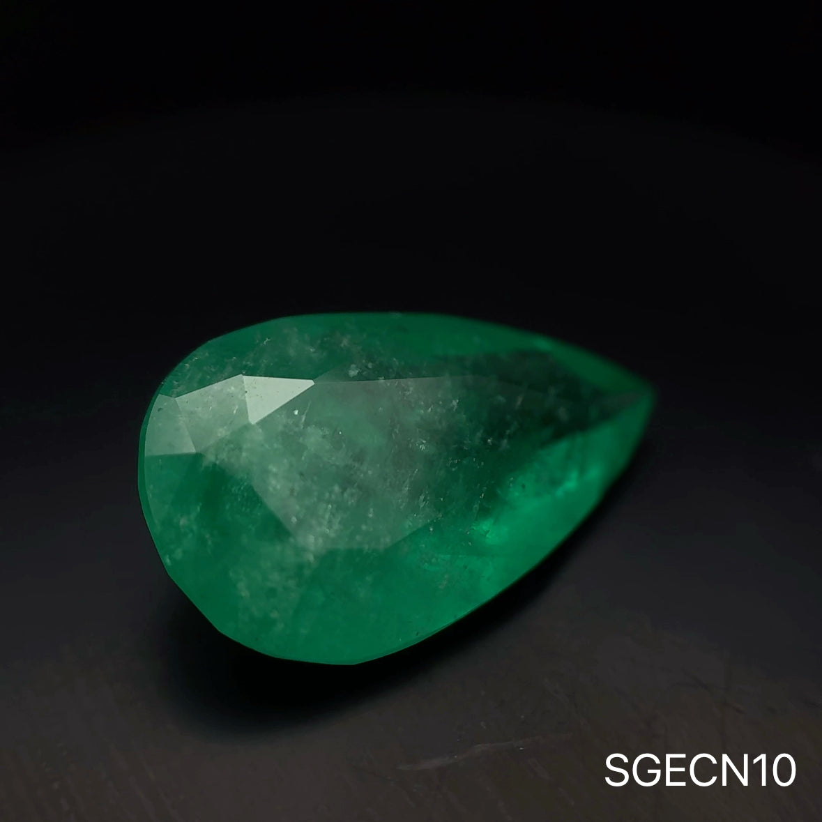 ESMERALDA COLOMBIA PERA 8.78 CTS 20.77 X 12.32 MM