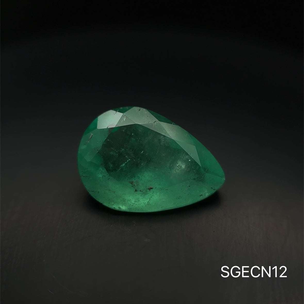 ESMERALDA COLOMBIA PERA 4.620 CTS 14.12 X 9.96 MM