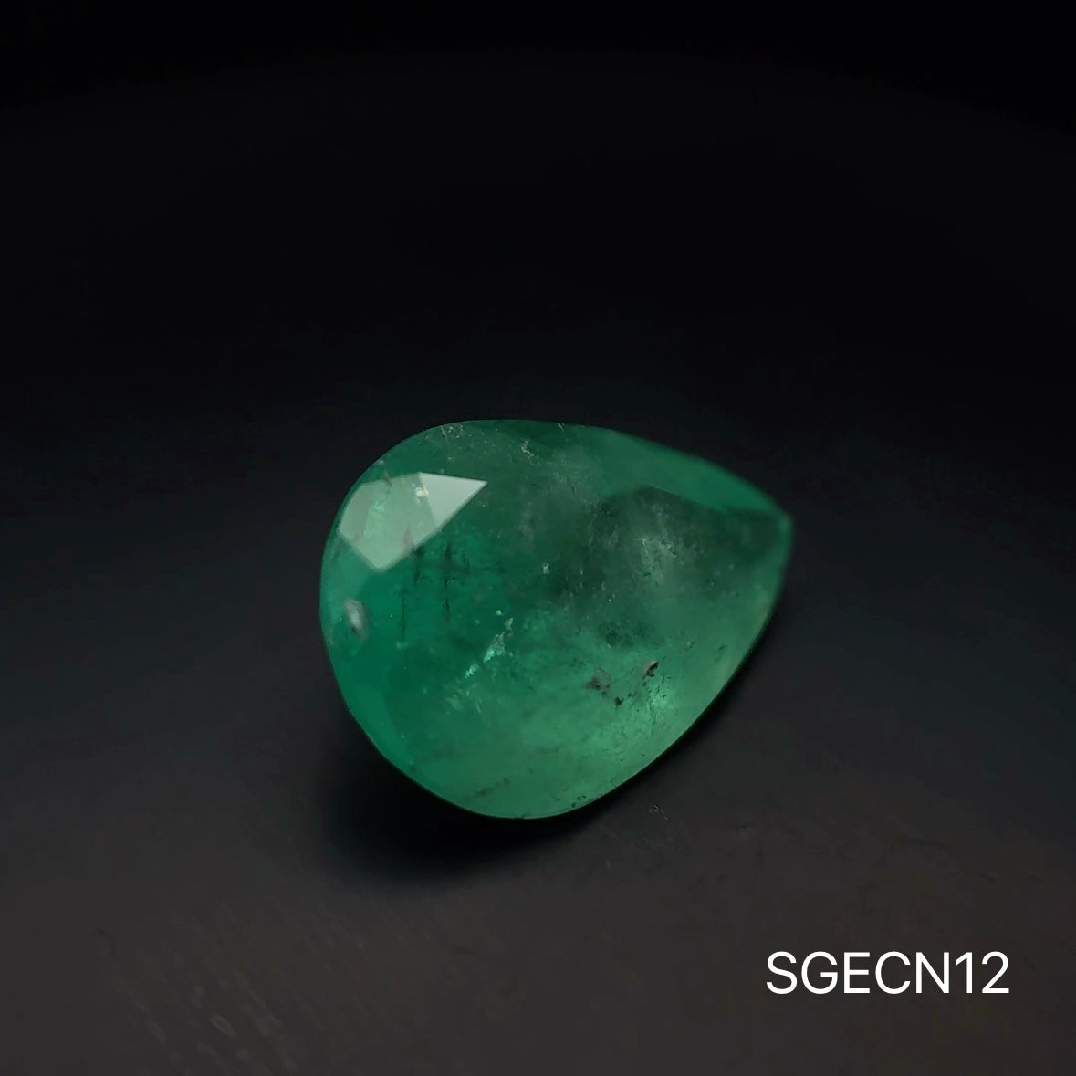 ESMERALDA COLOMBIA PERA 4.620 CTS 14.12 X 9.96 MM