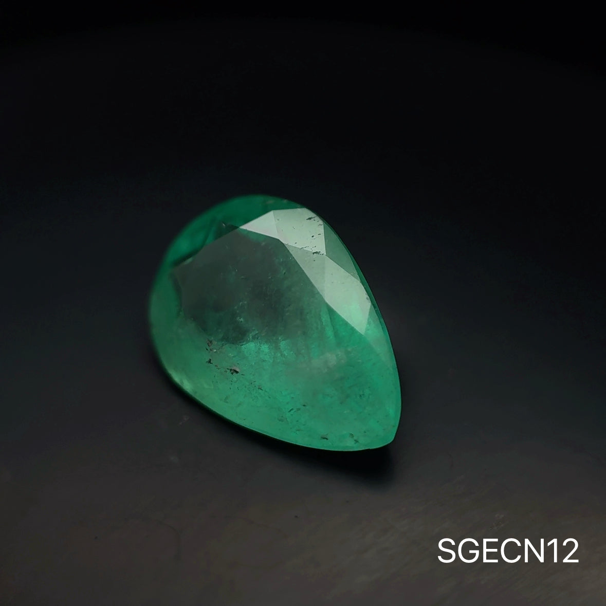 ESMERALDA COLOMBIA PERA 4.620 CTS 14.12 X 9.96 MM