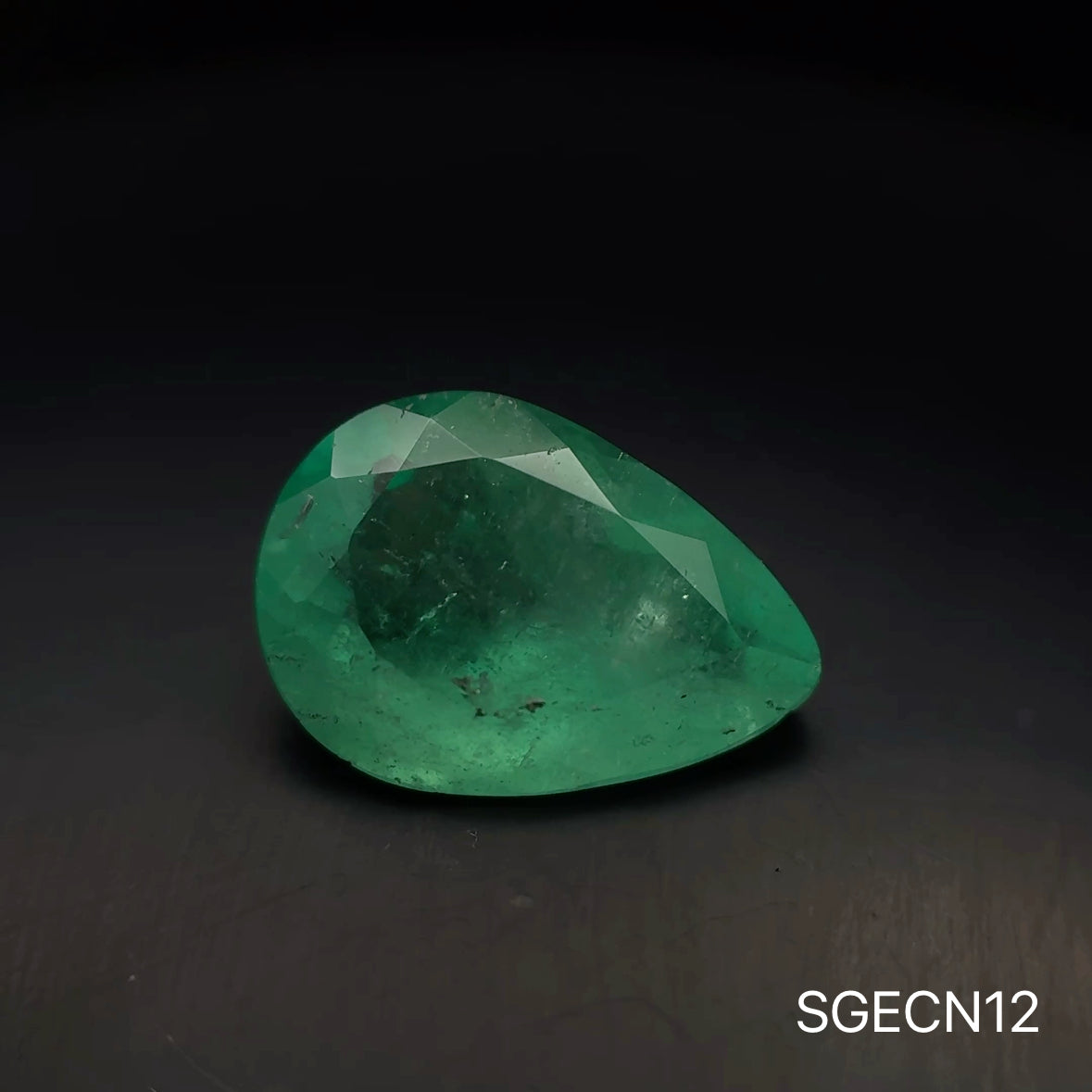 ESMERALDA COLOMBIA PERA 4.620 CTS 14.12 X 9.96 MM