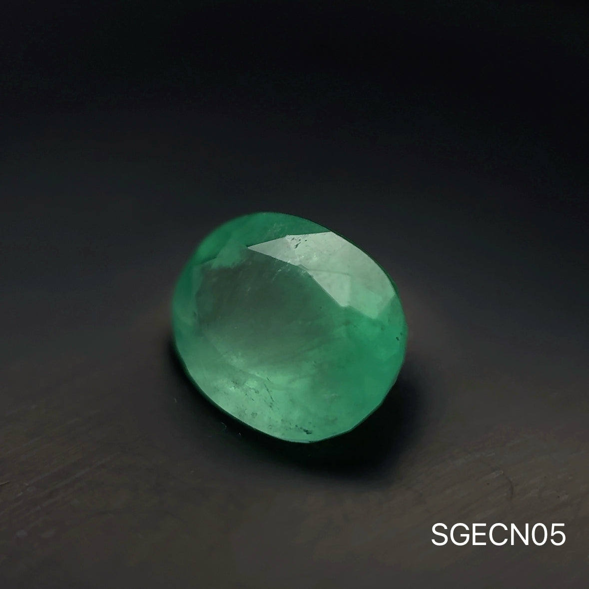 ESMERALDA COLOMBIANA OVAL/ 1.905 CT/ 9.08 X 6.95 X 5.1 MM