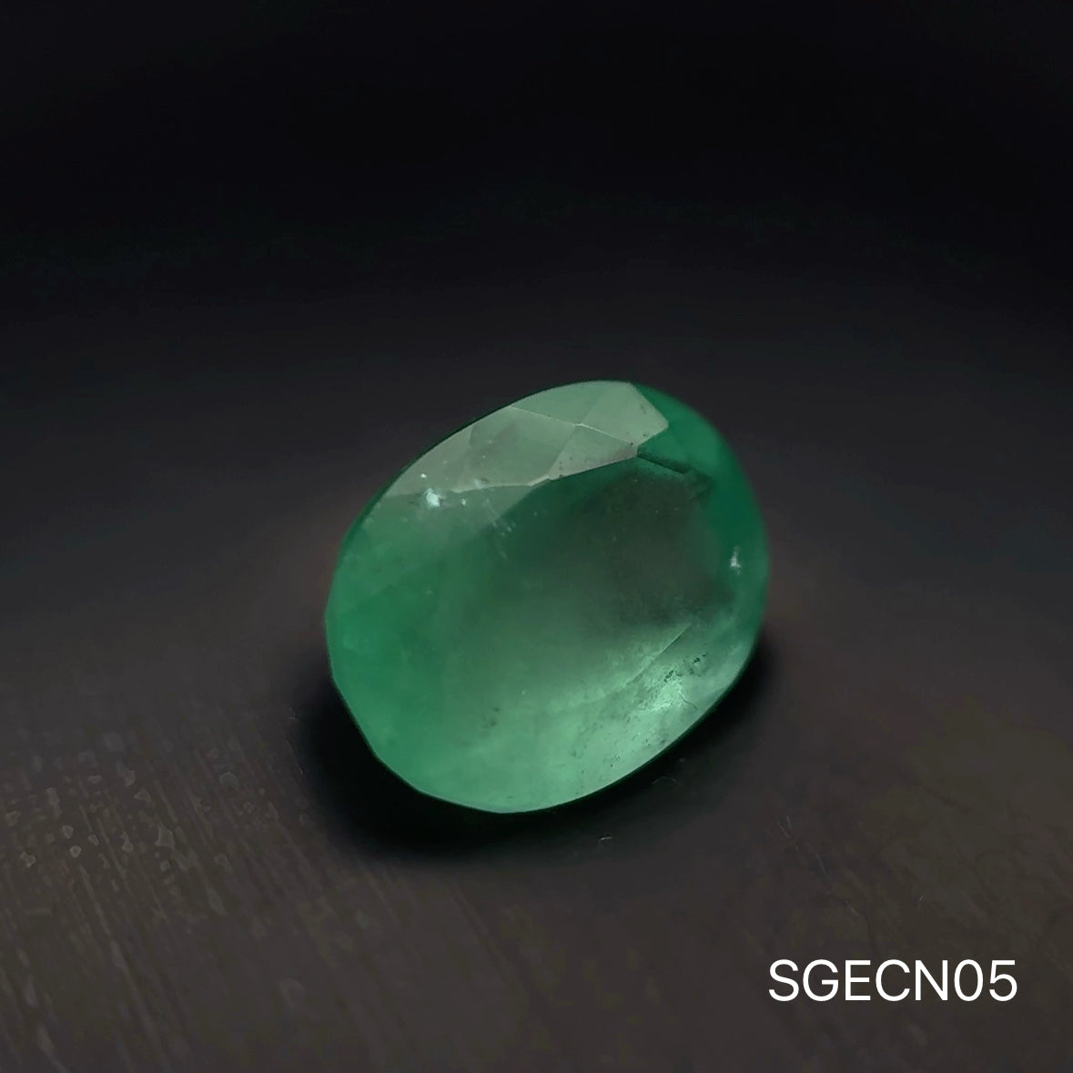 ESMERALDA COLOMBIANA OVAL/ 1.905 CT/ 9.08 X 6.95 X 5.1 MM