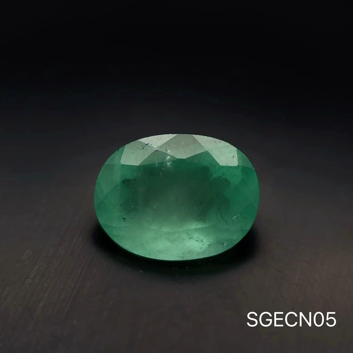ESMERALDA COLOMBIANA OVAL/ 1.905 CT/ 9.08 X 6.95 X 5.1 MM
