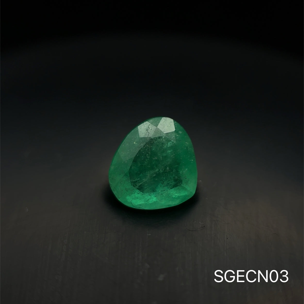 ESMERALDA COLOMBIANA PERA 2.020 CT  8.26 X 9.08 MM