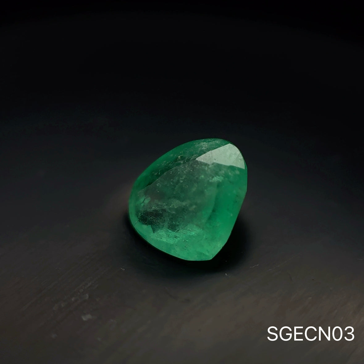 ESMERALDA COLOMBIANA PERA 2.020 CT  8.26 X 9.08 MM