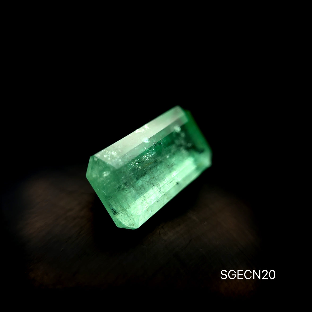 ESMERALDA COLOMBIANA ESMERALDA 8.18 CT/ 9.22 X 16.66 X 7.18 MM