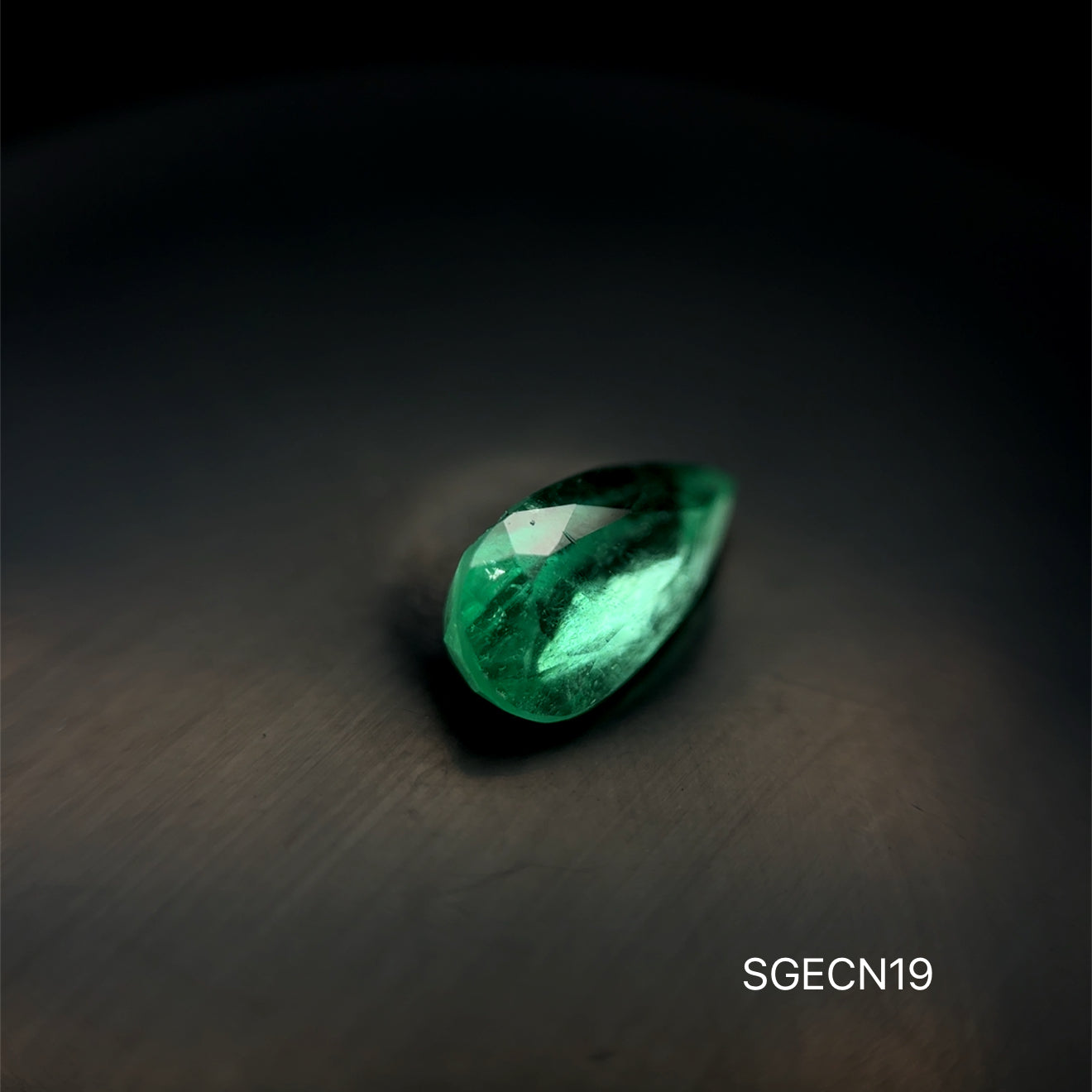 ESMERALDA COLOMBIANA PERA/ 1.47 CT / 5.49 X 10.56 X 4.64 MM