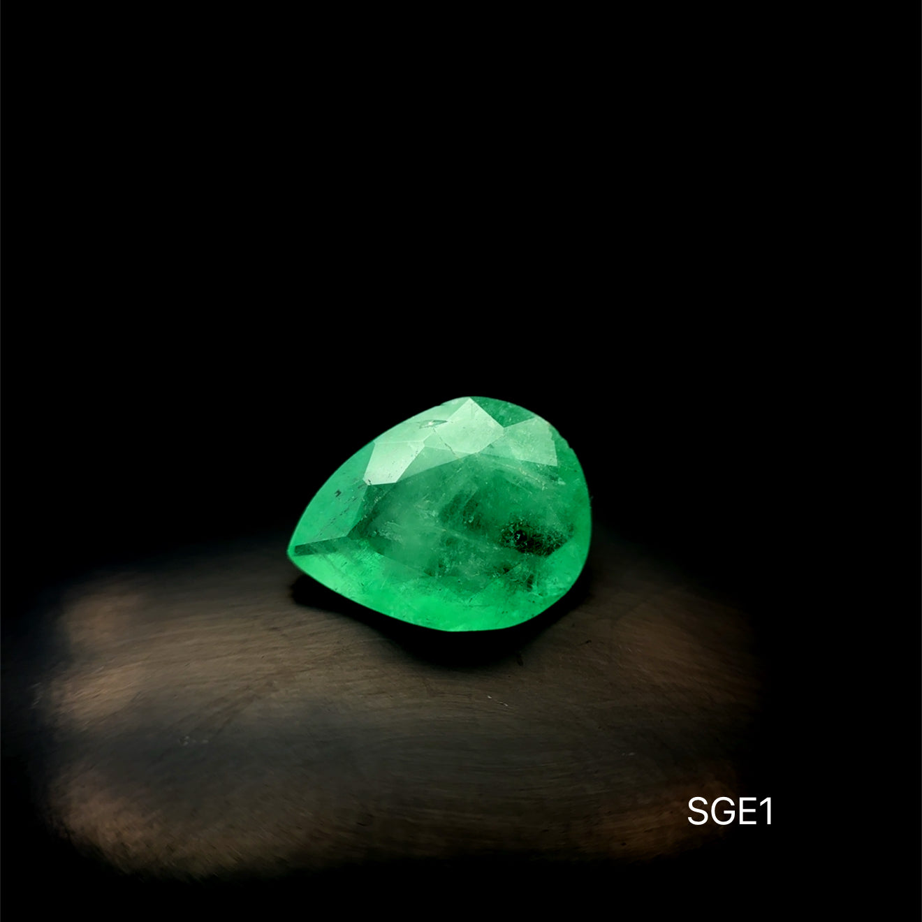 ESMERALDA COLOMBIANA PERA 4.61 CT/ 11.26 X 14.59 X 5.60 MM