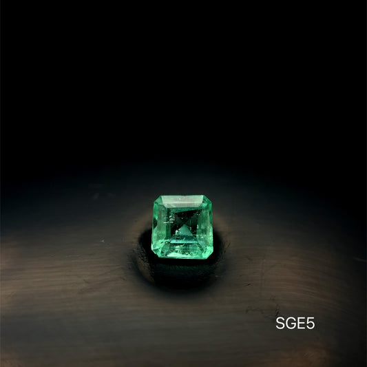 ESMERALDA COLOMBIANA ASSCHER .780 CT/ 5.65 X 5.89 C 3.48 MM